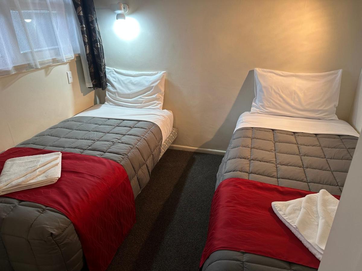 Touchwood Motor Inn & Inner City Camping Ground Оукланд Екстериор снимка