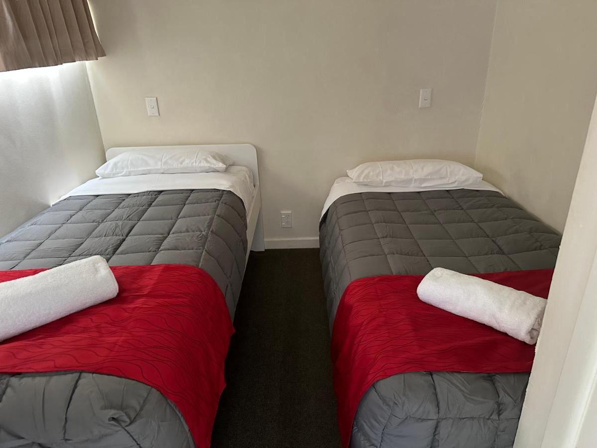 Touchwood Motor Inn & Inner City Camping Ground Оукланд Екстериор снимка